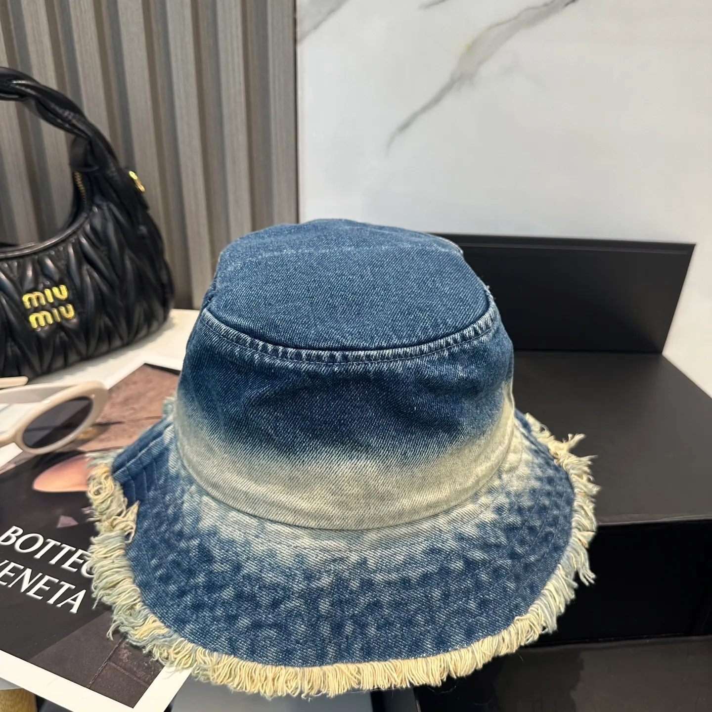 P70 Croixin's new soft denim fisherman hat with loose beard. Summer is here. In the hot weather, a good-looking hat has become an indispensable fashion item. This denim bucket hat not only has a fashionable appearance, but also provides effective sun protection, making you the most fashionable girl in the streets!